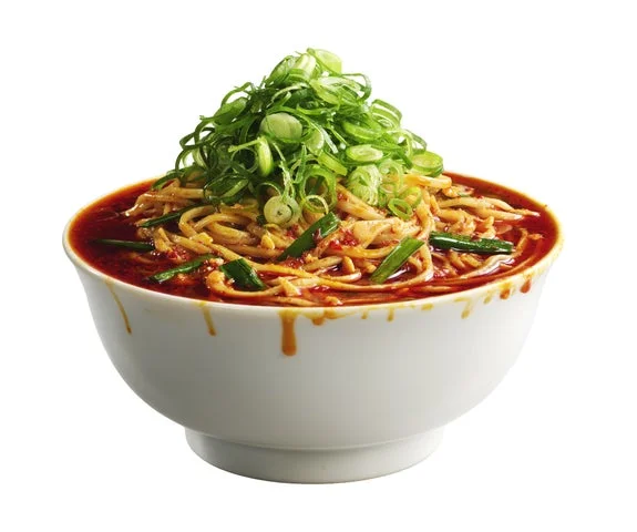 調理済みの「スタミナラーメン」。赤いスープに麺とニラ、刻みねぎが載っている