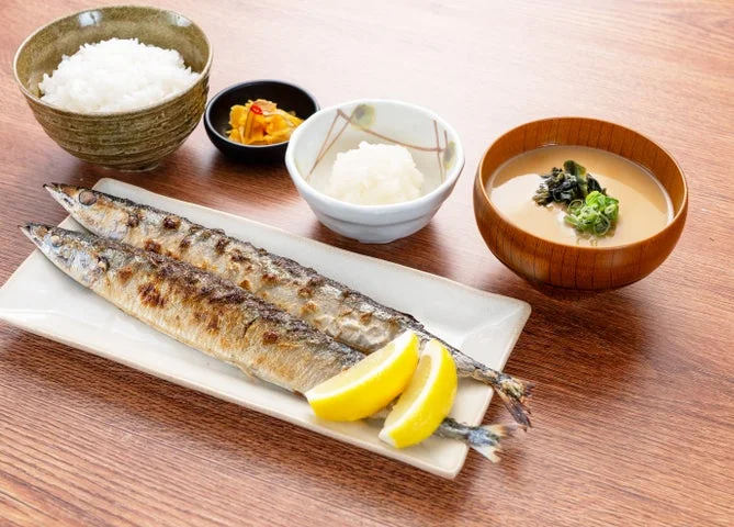 さんま塩焼き2尾、ご飯、味噌汁、小鉢の定食セット