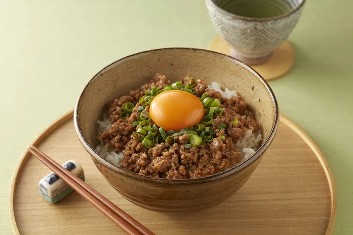 肉味噌そぼろを乗せたそぼろ丼