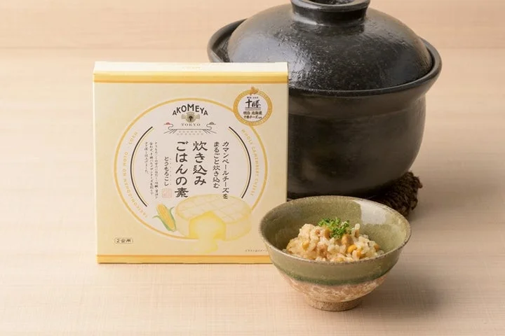 とうもろこしのカマンベールチーズ炊き込みごはんの素と、土鍋で炊いたごはん。