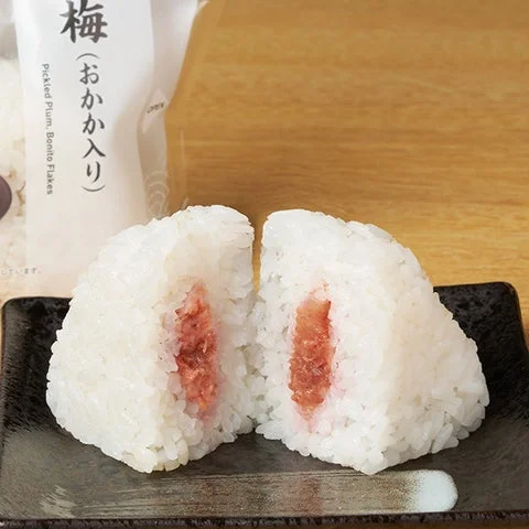 断面が見える梅（おかか入り）おむすびとパッケージ