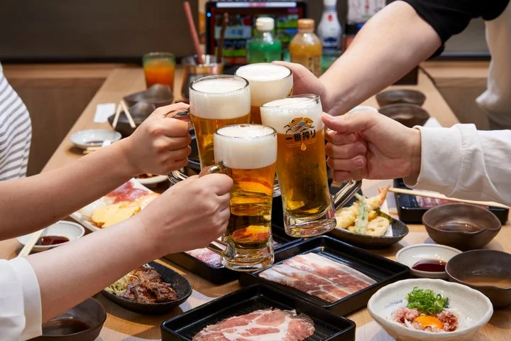 和食さとでの食事風景、生ビールでの乾杯