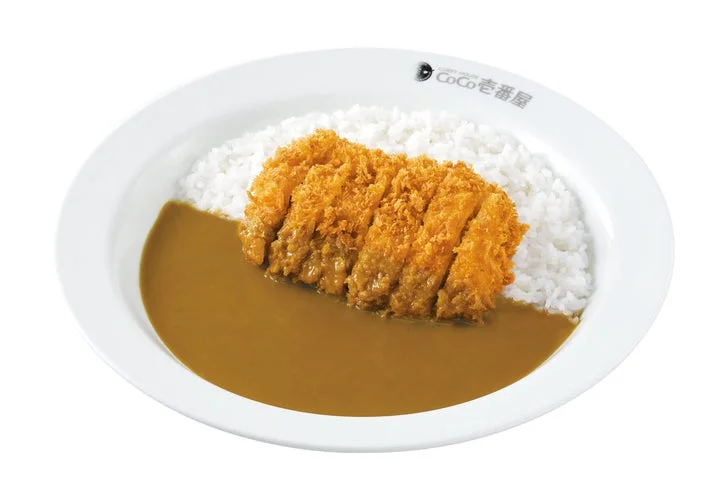 手仕込チキンカツカレーの盛り付け写真。