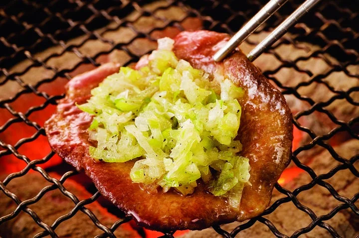 網の上で焼かれているねぎ牛タン塩