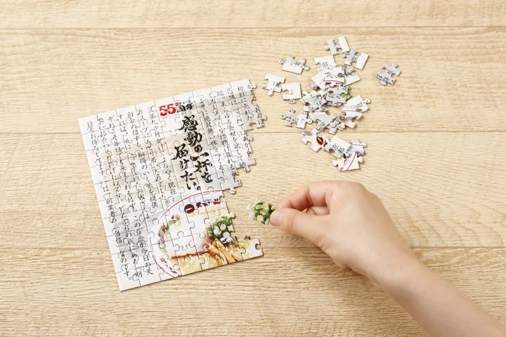55周年限定デザインのジグソーパズルを組み立てている様子。