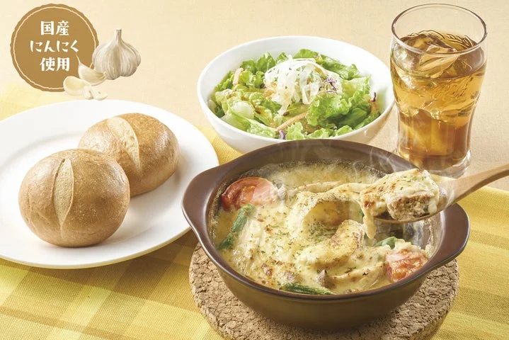 スプーンで食べるシュクメルリ風ハンバーグのセット