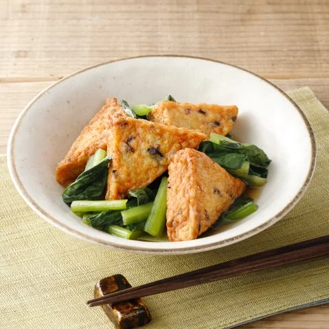 さっと煮に調理されたほぼカニ入り海鮮厚揚げ