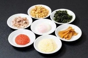 油そば用のトッピング類が小皿に並べられた様子