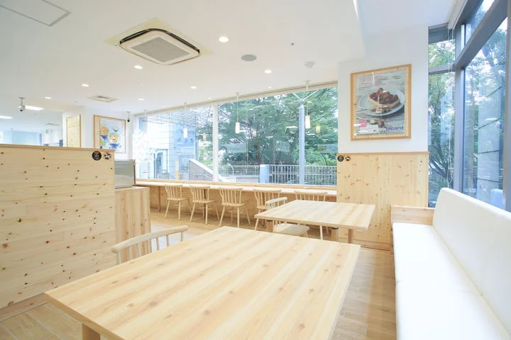 ピカール店舗内のイートインコーナー