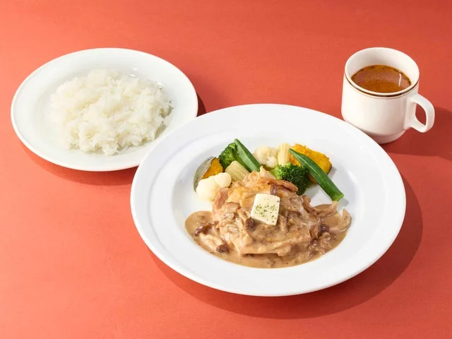 きのこクリームのチキンステーキと温野菜のランチセット