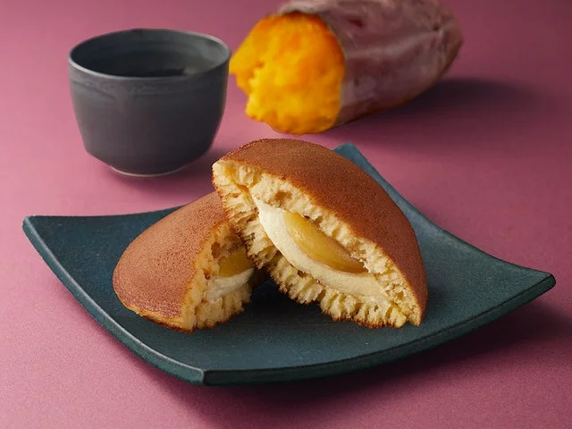 「ふんわりどら焼・蜜芋」の断面と焼き芋
