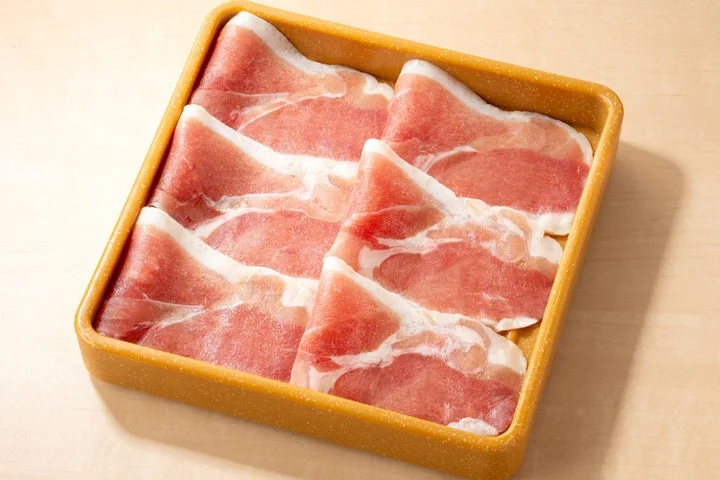 盛り付けられた鴨肉のアップ