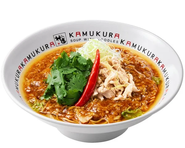 黒酢仕立ての酸辣湯麺に蒸し鶏とパクチーの両方をトッピングしたもの