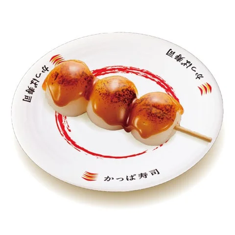 かっぱ寿司のロゴ入り皿にのった3玉のみたらし団子