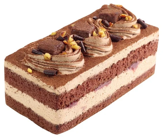 生チョコやキャンディングアーモンドが飾られたチョコレートケーキ