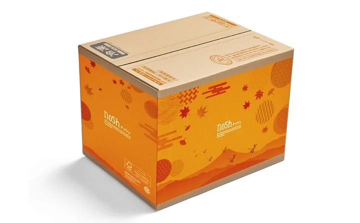 紅葉の柄とnoshロゴが印刷されたオレンジ色の配送用ダンボール