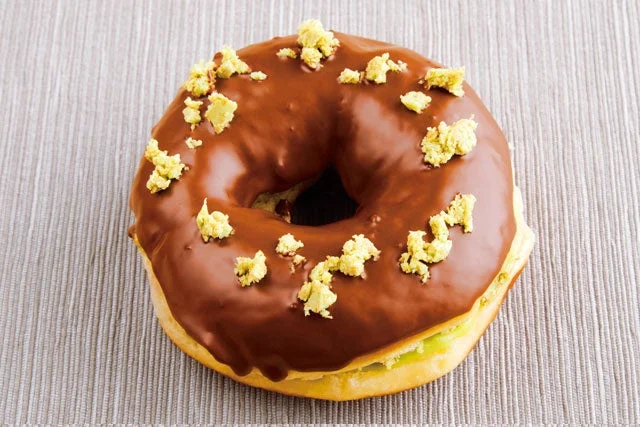 ピスタチオクリームとカダイフが入ったドバイチョコドーナツ