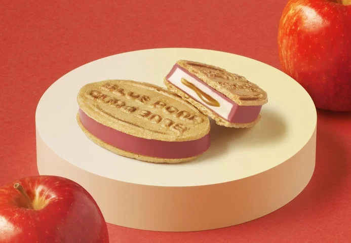 りんごを添えたアップルキャラメルクリスピーの断面