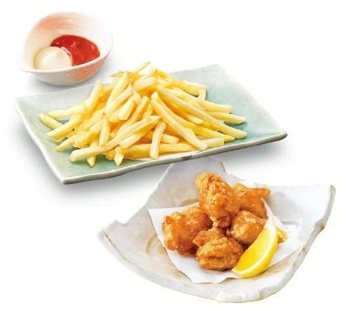 ケチャップとマヨネーズ付きのポテトフライと、レモン添えのふぐの唐揚げ