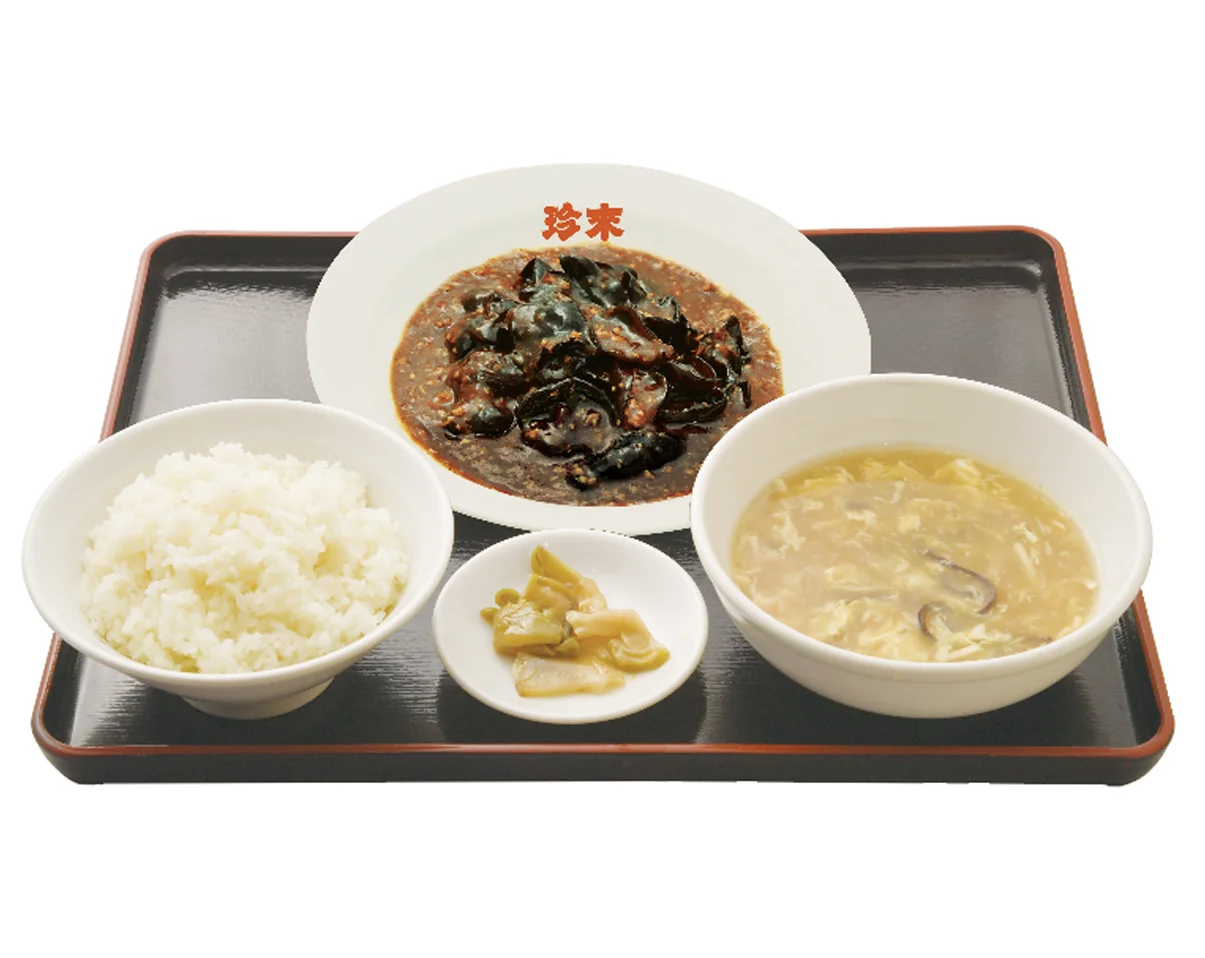 麻辣木耳、ご飯、スープ、漬物が黒いトレイに並んだ定食