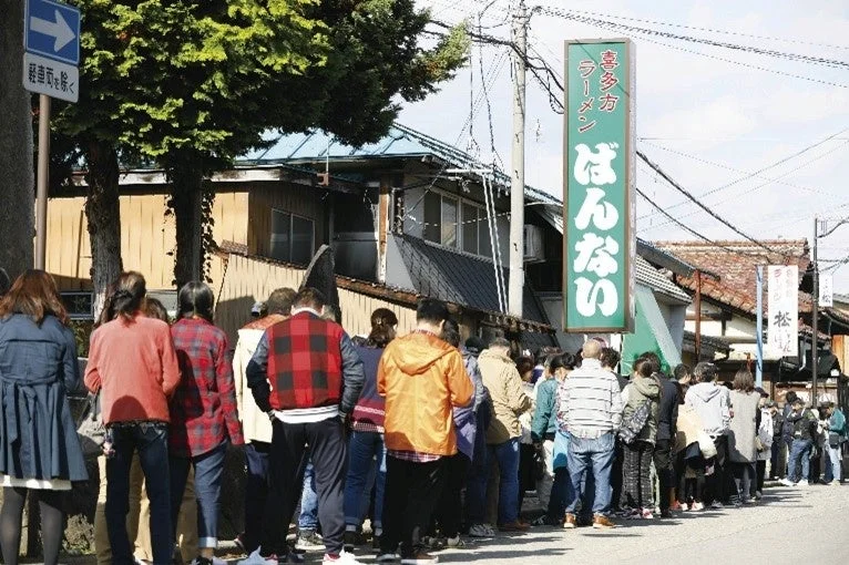 喜多方ラーメン坂内のルーツとなった「坂内食堂」の外観と行列
