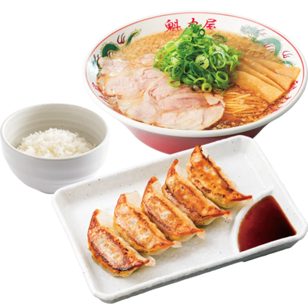 餃子定食の焼き餃子、ご飯、ラーメン