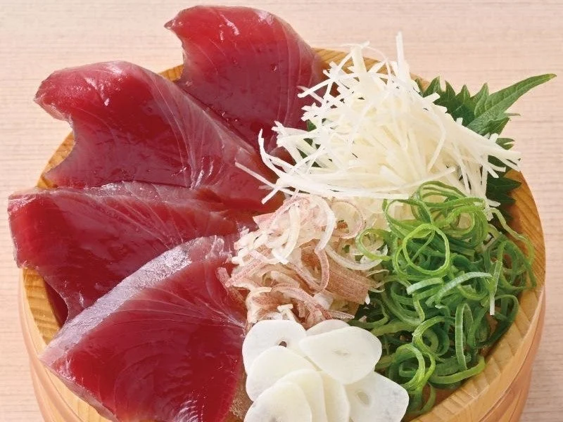S-1鰹の薬味刺し。薬味を添えた鰹の刺身