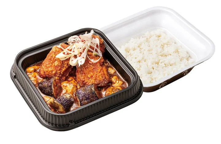 テイクアウト用容器に入った旨辛にんにくからあげの鉄板麻婆弁当