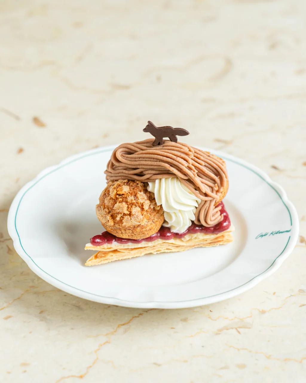 サントノーレ マロン&カシスのパイ生地にクリームとキツネ型チョコレートの外観