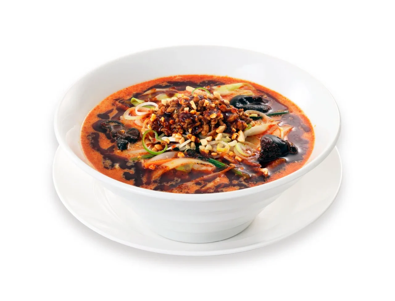 麻辣(マーラー)担担麺。赤いスープにそぼろやナッツ、ネギが乗ったラーメン