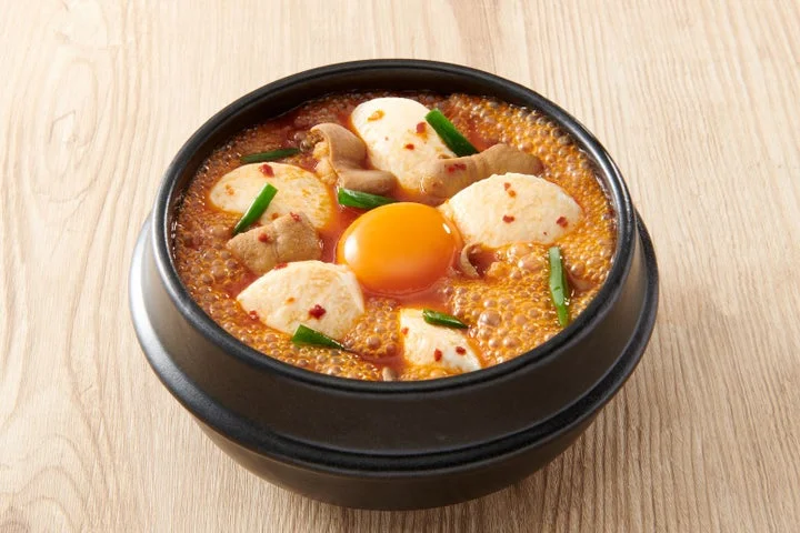 調理された牛ホルモン入りスン豆腐チゲ