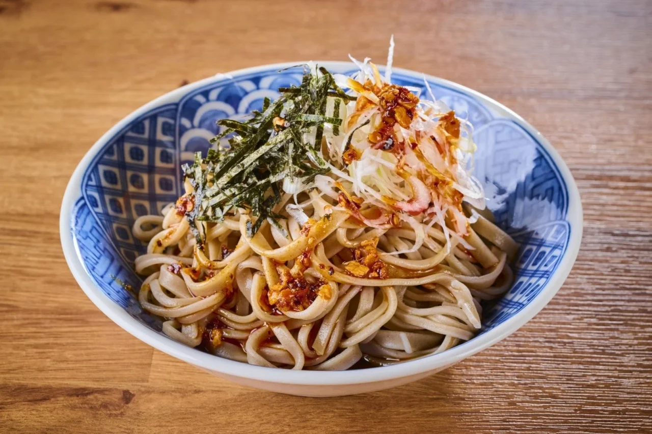 燻製ラー油のぶっかけそば。そばに海苔や薬味を添えた青白磁器の器