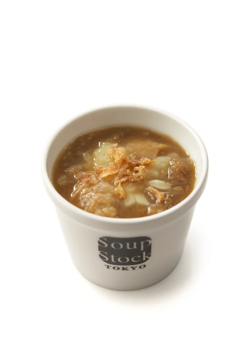 ゴッホの玉葱のスープ。飴色のスープにパンとチーズを添えた器