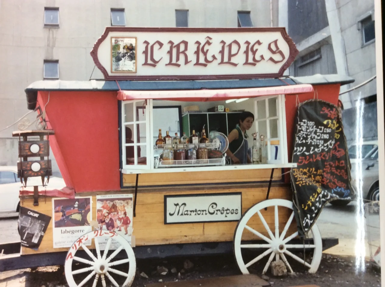 マリオンクレープ創業当時の幌馬車モチーフ店舗