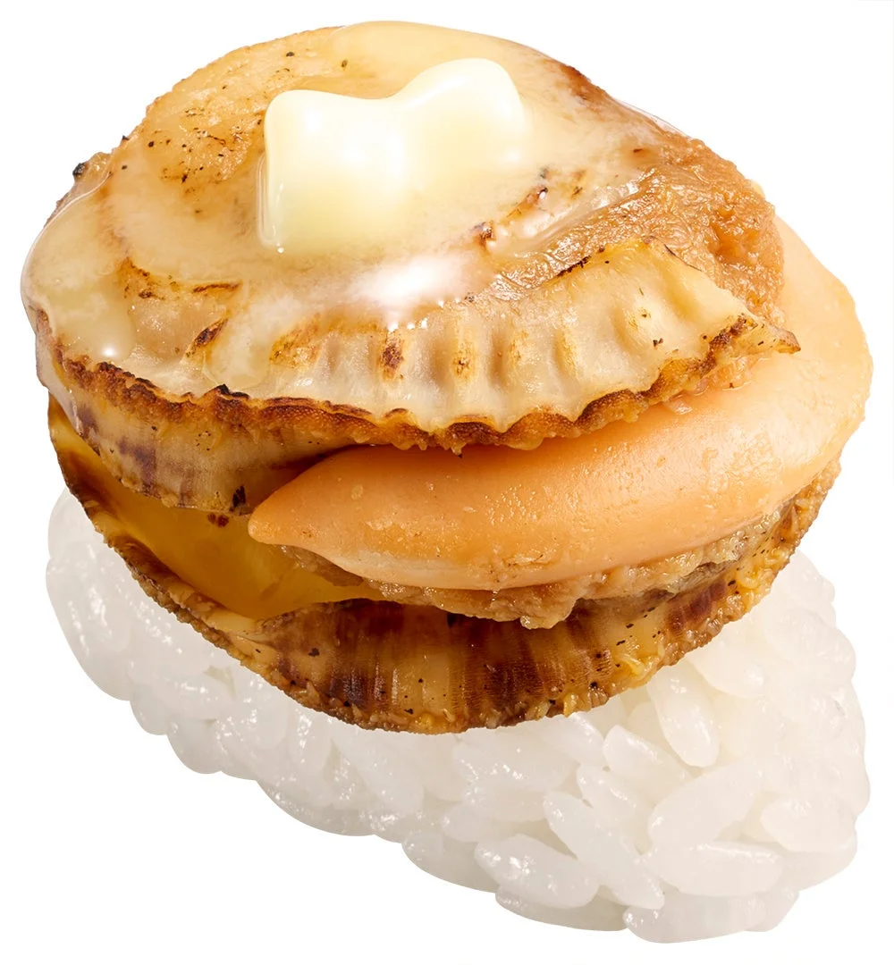 北海道産帆立使用の炙り寿司。表面にバターをのせ、焼き目をつけた外観。
