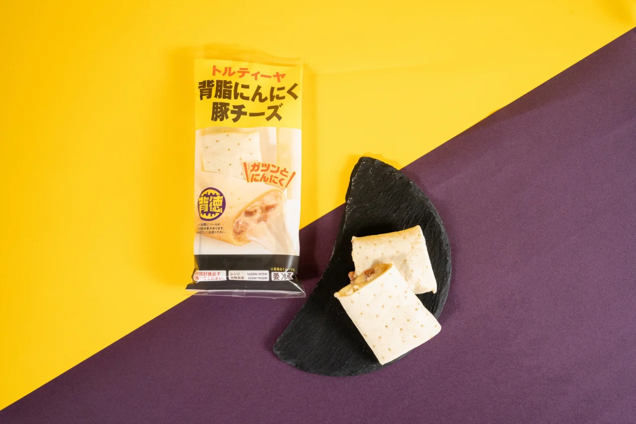 トルティーヤ 背脂にんにく豚チーズのパッケージと、黒い皿に盛られたトルティーヤ