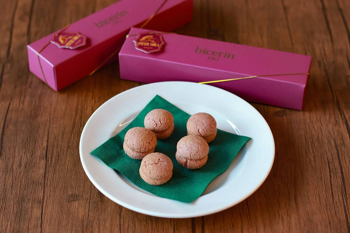 バーチ・ディ・ダーマ(紅イモ)の焼き菓子とピンクの箱
