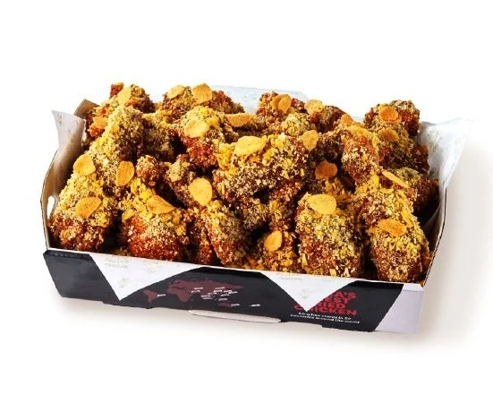 骨なしチキン チャクチャクガーリックのフルサイズ。ガーリックフレークをまぶしたチキンが箱に詰まっている。