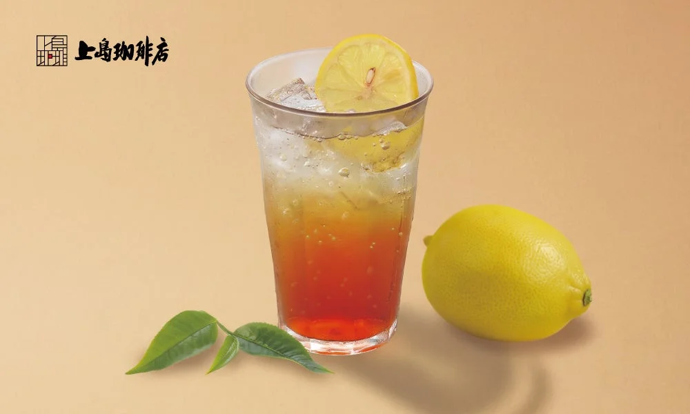 上島珈琲店『日本紅茶のティーソーダ』のグラスとレモン、茶葉