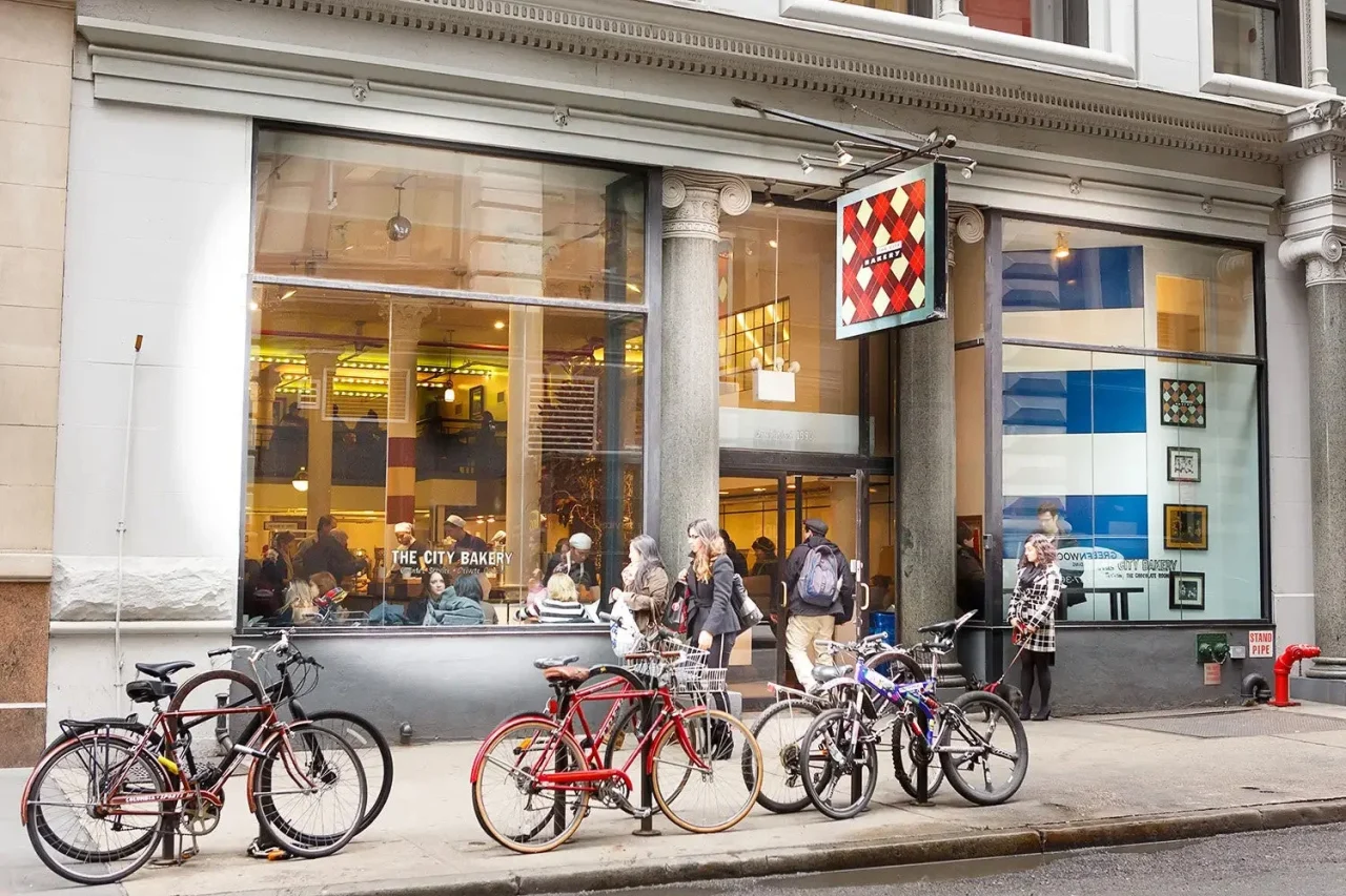 THE CITY BAKERYの店舗外観と、店先に停められた自転車