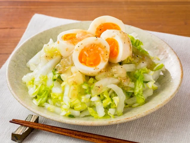 白菜の上にのせられた「ねぎ塩たまご」の盛り付け例