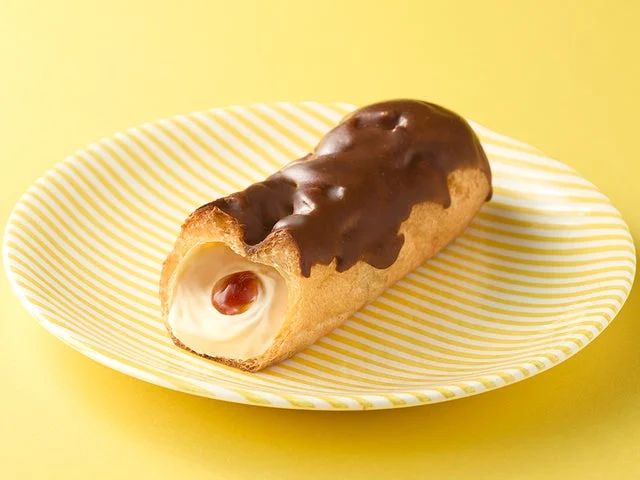 断面が見えるむちゃうまプリンのエクレア