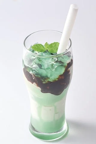 グラスに入ったチョコミント味の混ぜ混ぜシェイク