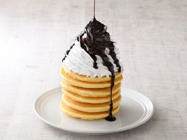 チョコソースがかけられたパンケーキタワー