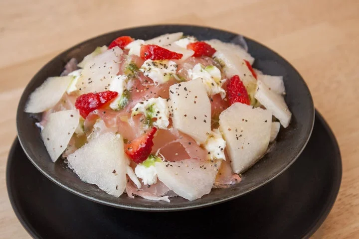 生ハムやチーズを添えた恵水梨のカプレーゼかき氷