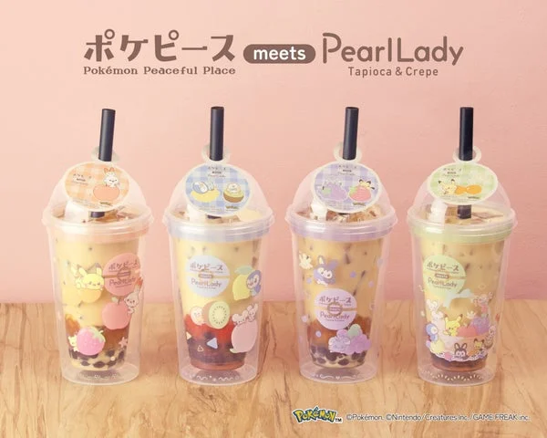 BIGマルチカップに入った4種類のポケピースコラボドリンクの別アングル
