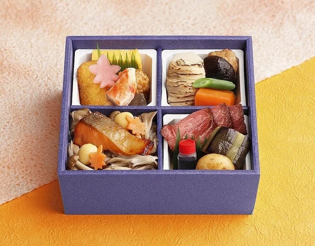 「ローストビーフと鮭きのこ御飯のお弁当」の中身