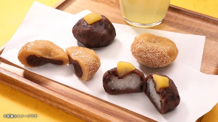 栗をトッピングしたおはぎと栗の形の餅の詰め合わせ