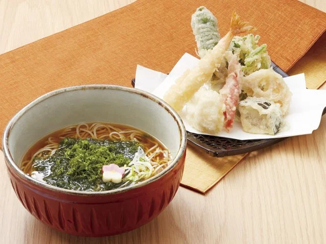 四国うまいもん天ぷらと愛媛県産焼きばら海苔そば。海苔が乗った温かいそばと天ぷら盛り合わせ。