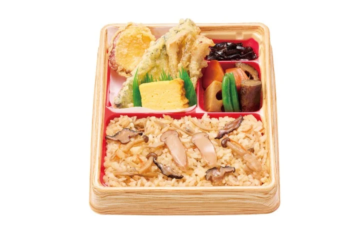 松茸ごはんと天ぷら、おかずが入った松茸弁当